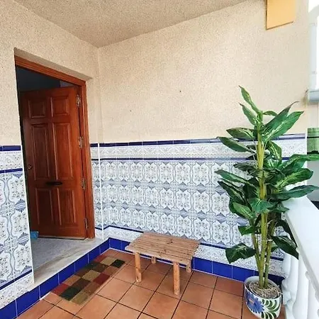 בית נופש Sunny House With Communal Pool And Garden *