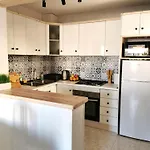 Casa vacanze Sunny House With Communal Pool And Garden *