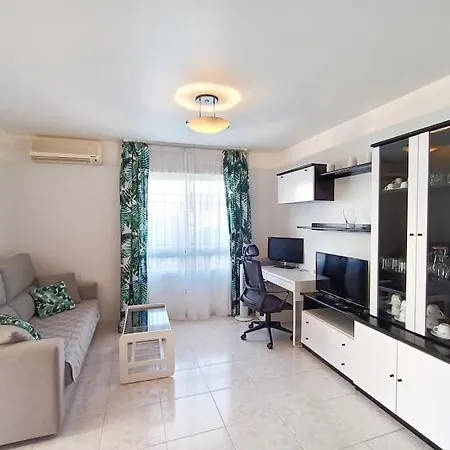 Sunny House With Communal Pool And Garden * 또레비에하
