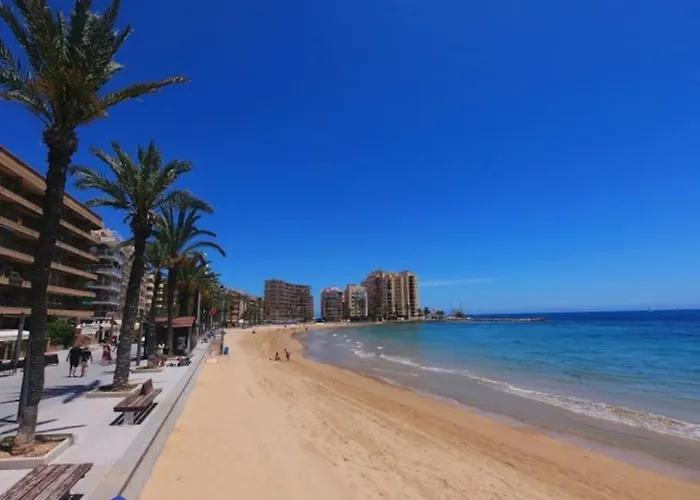 Prázdninový dům Sunny House With Communal Pool And Garden *