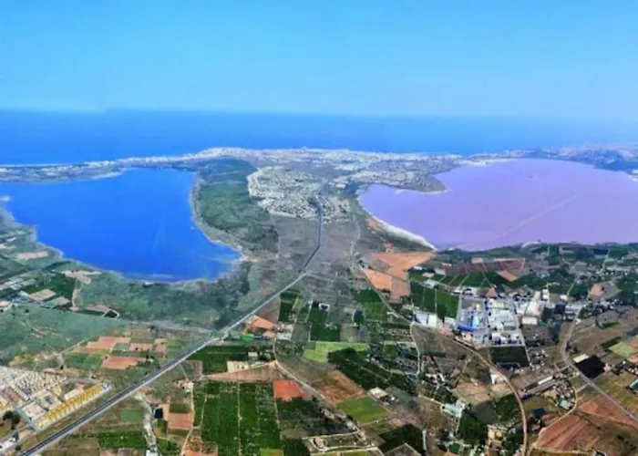 Sunny House With Communal Pool And Garden Prázdninový dům *
