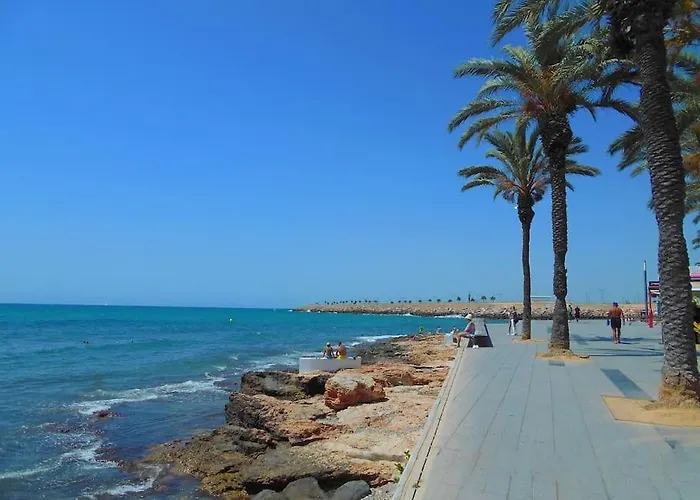 Sunny House With Communal Pool And Garden Prázdninový dům