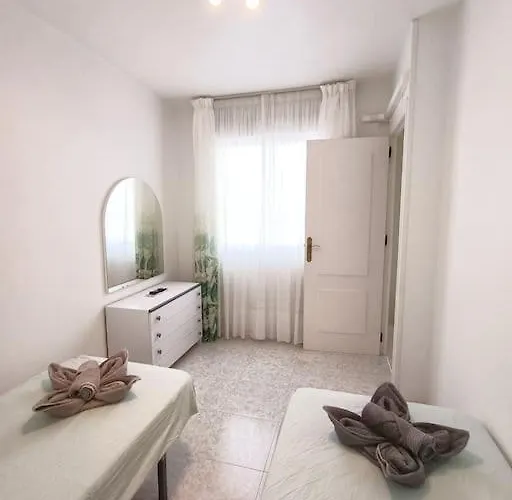 Prázdninový dům Sunny House With Communal Pool And Garden *