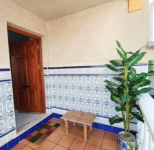 Prázdninový dům Sunny House With Communal Pool And Garden *