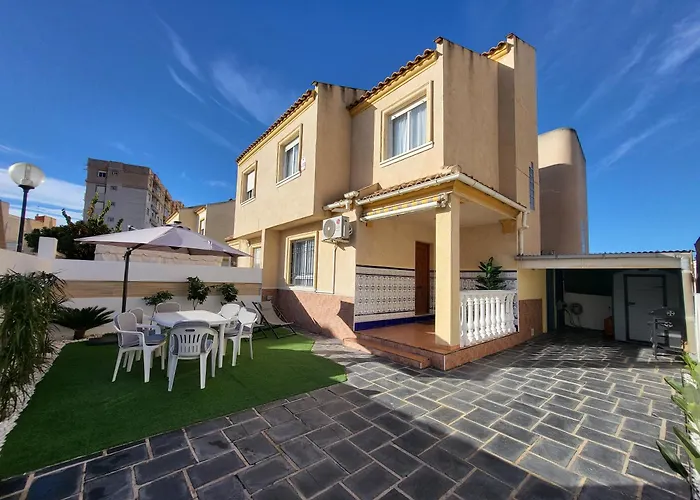 Sunny House With Communal Pool And Garden Prázdninový dům