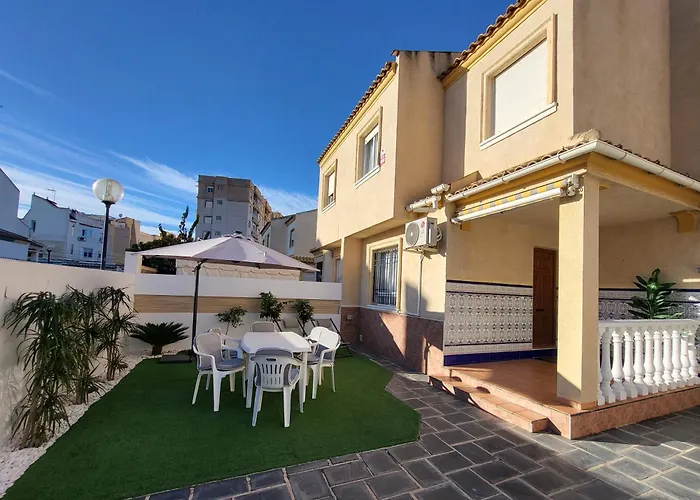 Sunny House With Communal Pool And Garden Prázdninový dům