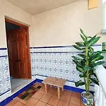 Vakantiehuis Sunny House With Communal Pool And Garden *