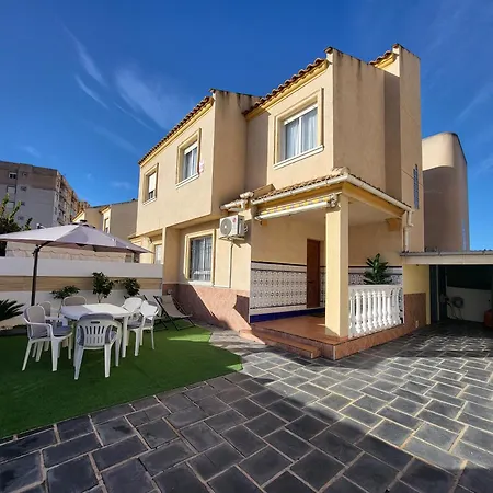 Sunny House With Communal Pool And Garden Vakantiehuis